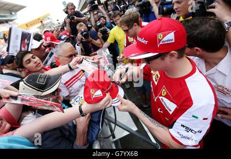 Les pilotes Sebastian Vettel et Kimi Raikkonen de Ferrari signent des autographes lors de la journée de paddock au circuit de Barcelone-Catalunya à Barcelone, Espagne. Banque D'Images