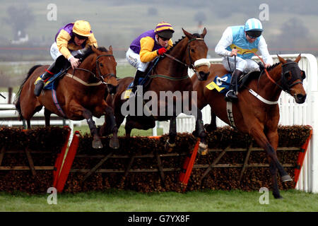 Courses hippiques - Cheltenham Festival 2005 - Cheltenham Racecourse.Hardy Eustache (à droite) riden par Conor O'Dwyer mène sur la dernière clôture de Harchibald (au centre) et Brave Inca (à gauche) Banque D'Images