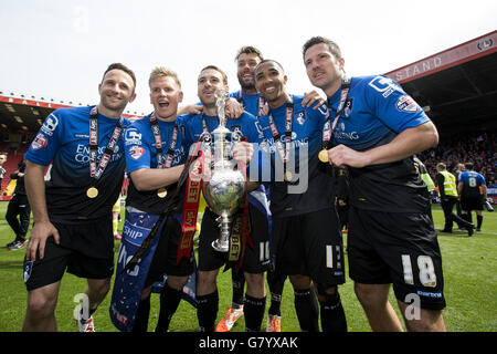 (De gauche à droite) Marc Pugh, Matt Ritchie, Brett Pitman, Elliott Ward, Callum Wilson et Yann Kermorgant de l'AFC Bournemouth célèbrent le trophée du championnat Sky Bet Banque D'Images