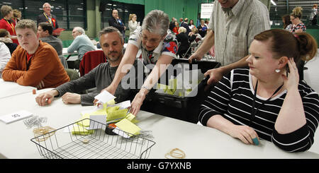 Les personnes qui comptent des votes au Wirral tennis Centre, Bidston, Wirral pendant le compte des élections générales. Banque D'Images