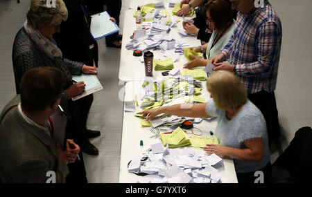 Des observateurs regardent les personnes qui comptent des voix au Wirral tennis Centre, Bidston, Wirral pendant le compte des élections générales. Banque D'Images