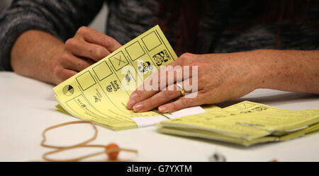 Déclaration de l'élection générale 2015 - 7 mai.Les personnes qui comptent des votes au Wirral tennis Centre, Bidston, Wirral pendant le compte des élections générales. Banque D'Images