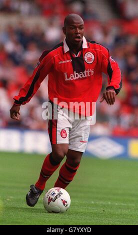 Football - Carling Premiership League - Nottingham Forest v Wimbledon. Des Lyttle, forêt de Nottingham Banque D'Images