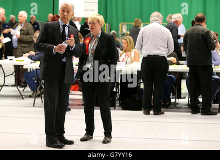 Le candidat du travail pour Birkenfield Frank Field et le candidat du travail pour Wirral South Angela Eagle regardent les personnes comptant les votes au Wirral tennis Centre, Bidston, Wirral pendant le décompte des élections générales. Banque D'Images