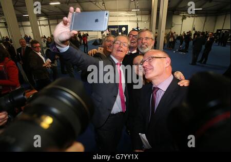 4Sinn Fein North Belfast le candidat Gerry Kelly prend un « selfie » avec des collègues du parti, car le décompte dans l'élection générale est en cours au Kings Hall de Belfast. Banque D'Images