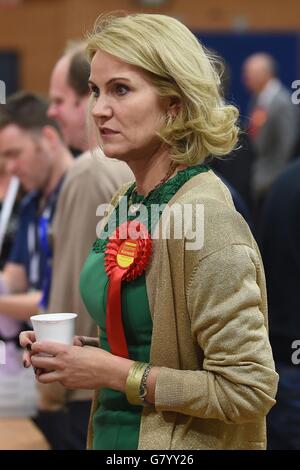 Le Premier ministre du Danemark, Helle Thorning-Schmidt, boit une tasse de thé pendant les élections générales, les votes sont comptés au Neath Sports Center, où son mari Stephen Kinnock est debout pour Labor au siège d'Aberavon. Banque D'Images