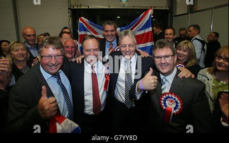 Le chef du DUP, Peter Robinson, célèbre avec les députés (de gauche à droite) Sammy Wilson, Nigel Dodds, Gavin Robinson et Jeffrey Donaldson leurs résultats d'élection générale au Kings Hall de Belfast. Banque D'Images