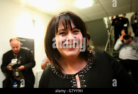 Le Sinn Fein candidat à Fermanagh et Tyrone du Sud Michelle Gildernew arrive au centre de comptage dans le centre de loisirs, d'Omagh Omagh. Banque D'Images