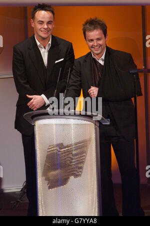 Prix de la Royal Television Society - Grosvenor House Hotel. ANT McPartlin (à gauche) et Declan Donnelly. Banque D'Images