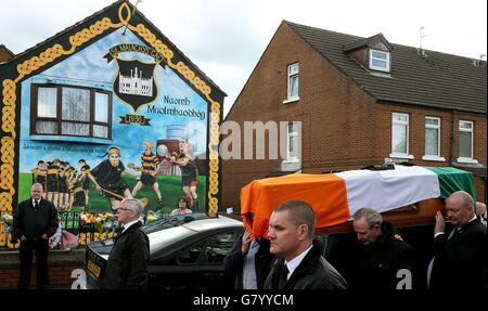 Les mouneurs s'arrêtent avec le cercueil de Gerard 'Jock' Davison, un ancien commandant de l'IRA, sur le site de sa fusillade dans la zone du marché de Belfast. Banque D'Images