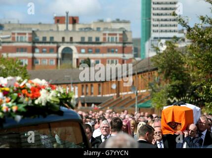 Le cercueil de Gerard 'Jock' Davison, ancien commandant de l'IRA, est transporté sur friendly Street, Belfast. Banque D'Images