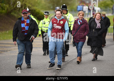 Les fans de Burnley arrivent au KC Stadium avant le match de la Barclays Premier League au KC Stadium, à Hull. APPUYEZ SUR ASSOCIATION photo. Date de la photo: Samedi 9 mai 2015. Voir PA Story SOCCER Hull. Le crédit photo devrait se lire: Ryan Browne/PA Wire. Banque D'Images