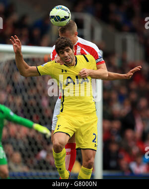 Ryan Shawcross (retour) de Stoke City et Federico Fazio de Tottenham Hotspur lors du match de la Barclays Premier League au Britannia Stadium, Stoke on Trent. Banque D'Images