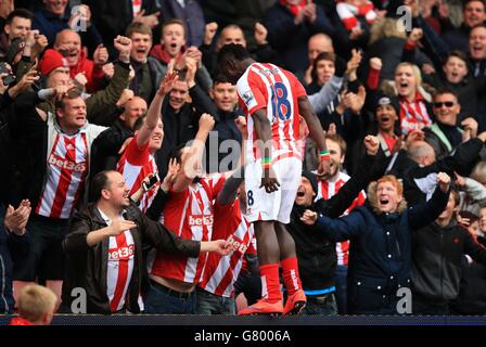 Mame Diouf, de stoke City, célèbre son troisième but lors du match de la Barclays Premier League au Britannia Stadium, Stoke on Trent. Banque D'Images