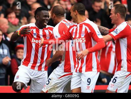 Mame Diouf, de stoke City, célèbre son troisième but lors du match de la Barclays Premier League au Britannia Stadium, Stoke on Trent. Banque D'Images