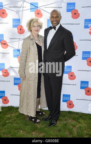 Colin Salmon et la femme Fiona Hawthorne arrivent pour le VE jour 70: Un concert de fête pour se souvenir sur Horse Guards Parade, Whitehall, Londres. Banque D'Images