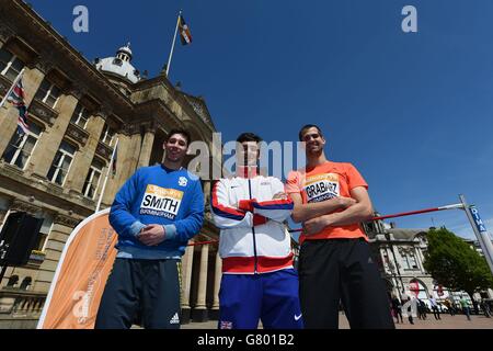 Les cavaliers britanniques David Smith (à gauche) et Robbie Grabarz (à droite) avec l'entraîneur Fuzz Ahmed (au centre) lors d'une séance d'entraînement ouverte à Victoria Square, Birmingham. Banque D'Images