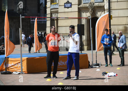 Robbie Grabarz (à gauche) et Fuzz Fuzz Ahmed (à droite), haut cavalier britannique, lors d'une séance d'entraînement ouverte à Victoria Square, Birmingham. Banque D'Images