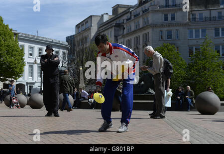 L'entraîneur britannique Fuzz Ahmed organise une session d'entraînement ouverte à Victoria Square, Birmingham. Banque D'Images