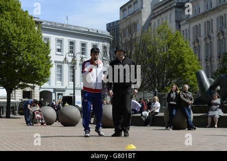 L'entraîneur britannique Fuzz Ahmed organise une session d'entraînement ouverte à Victoria Square, Birmingham. Banque D'Images