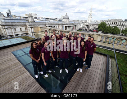 L'équipe féminine d'Angleterre pose pour une photo après une conférence de presse à la Maison du Canada, à Londres. Banque D'Images