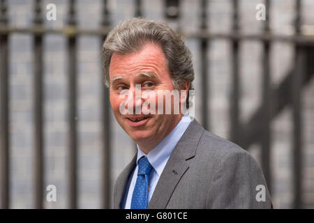 Oliver Letwin, qui a été promu membre à part entière du Cabinet et qui sera en charge générale du Cabinet Office, arrive au 10 Downing Street à Londres, alors que le PM met la touche finale à son nouveau cabinet. Banque D'Images