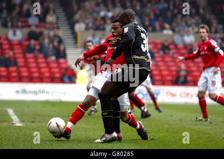 Football - Championnat de la ligue de football Coca-Cola - Nottingham Forest / Wigan Athletic - City Ground.Matthieu Louis-Jean de Nottingham Forest s'attaque à Jason Roberts de Wigan Athletic. Banque D'Images