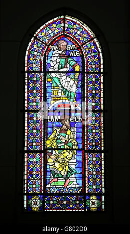 Une vue d'une fenêtre de vitraux présentant les images de Matusiale (haut) et de Lamech (bas) exposées dans une boîte lumineuse spécialement conçue tandis que la cathédrale de Canterbury dans le Kent se prépare à exposer certains de ses vitraux les plus anciens et les plus importants qui ont survécu qui datent des XIIe et XIIIe siècles,Dans une exposition intitulée les ancêtres. Banque D'Images