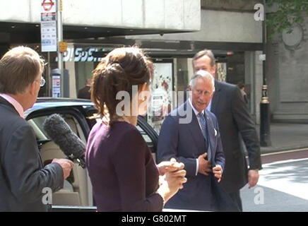 Capture d'écran prise de la vidéo PA de Kristina Kyriacou (au centre) juste avant qu'elle ne porte la couverture du microphone du journaliste de Channel 4 News Michael Crick (à gauche) alors que le Prince de Galles (2e à droite) arrive au magasin phare de Marks and Spencer sur Oxford Street à Londres. Banque D'Images