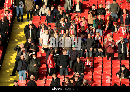 Football - Sky Bet League One - demi-finale de jeu - First Leg - Sheffield United / Swindon Town - Bramall Lane. Les fans se rassemblent dans les stands avant le match Banque D'Images