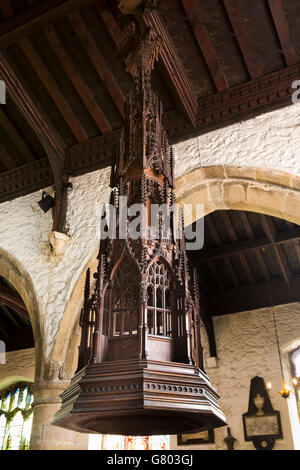 UK, Cumbria, Kendal, église paroissiale de l'intérieur, richement sculpté 1898 Canon Cooper memorial font couvrir Banque D'Images