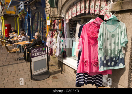 UK, Cumbria, Kendal, rue Finkle, Iluvmemos boutique et Café de la chaussée Banque D'Images