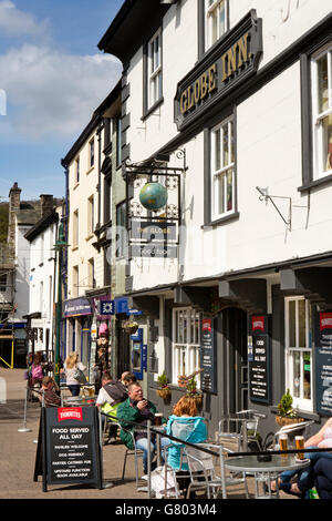 UK, Cumbria, Kendal, Place du marché, les clients à l'extérieur des tables de la chaussée publique chambre Globe Inn Banque D'Images