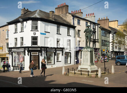 UK, Cumbria, Kendal, Sticklandgate, Mémorial de la guerre à l'entrée de la Place du Marché Banque D'Images