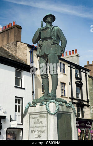 UK, Cumbria, Kendal, Stricklandgate, Mémorial de la guerre à l'entrée de la Place du Marché Banque D'Images