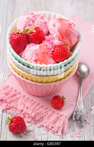 Glace à la Fraise dans un bol Banque D'Images