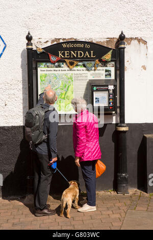 UK, Cumbria, Kendal, Finkle Street, plus de tourisme Bienvenue à Kendal, informations touristiques sur la carte Banque D'Images