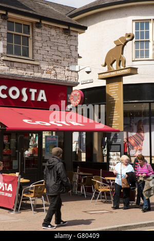 UK, Cumbria, Kendal, Sticklandgate, Costa Coffee shop à l'entrée du complexe commercial de cour d'éléphants Banque D'Images