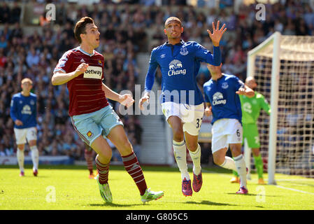 Soccer - Barclay's Premier League - West Ham United v Everton - Upton Park.Brendan Galloway d'Everton en action Banque D'Images