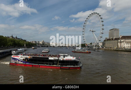 Vue générale sur la Tamise, en direction du London Eye. Banque D'Images