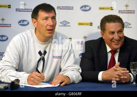 Lawrie Sanchez (L), directrice de l'Irlande du Nord, est surveillée par le président de l'IFA, Jim Boyce, alors qu'il signe une prolongation de deux ans et demi de son contrat lors d'une conférence de presse. Banque D'Images