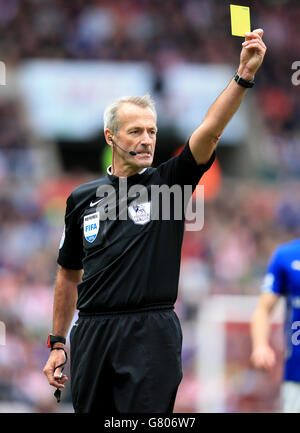 Football - Barclay's Premier League - Sunderland / Leicester City - Stadium of Light.L'arbitre Martin Atkinson montre une carte jaune Banque D'Images