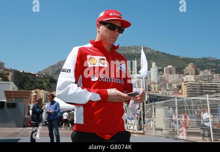 Kimi Raikkonen de Ferrari arrive dans le paddock du circuit de Monaco, Monte Carlo, Monaco. Banque D'Images