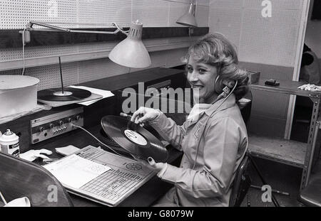 1970, l'image montre un travailleur féminin à l'essai ou du LP Vinyl records. Banque D'Images