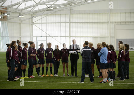 Le duc de Cambridge rencontre l'équipe féminine d'Angleterre lors d'une visite au FA National football Centre, St George's Park à Burton-upon-Trent, Staffordshire. Banque D'Images