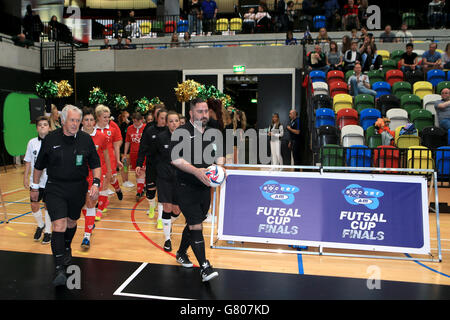 Les officiels mènent les joueurs de Bristol City et du comté de Derby Pour le défi Futsal Ladies Banque D'Images