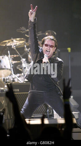 U2 Premier concert de la visite Vertigo - San Diego Sports Arena. Bono, chanteur de U2, se produit sur scène. Banque D'Images