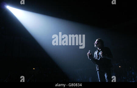 U2 Premier concert de la visite Vertigo - San Diego Sports Arena. Bono, chanteur de U2, se produit sur scène. Banque D'Images