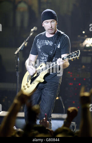 U2 Premier concert de la visite Vertigo - San Diego Sports Arena. Le guitariste U2 The Edge se produit sur scène. Banque D'Images