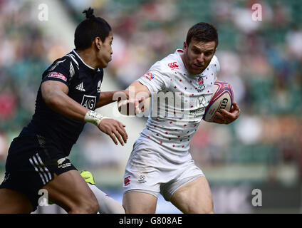 Rugby Union - Marriott London Sevens - deuxième jour - Twickenham Stadium.Charlie Hayter en Angleterre (à droite) et Rieko Loane en Nouvelle-Zélande lors du Marriott London Sevens au stade de Twickenham, à Londres. Banque D'Images